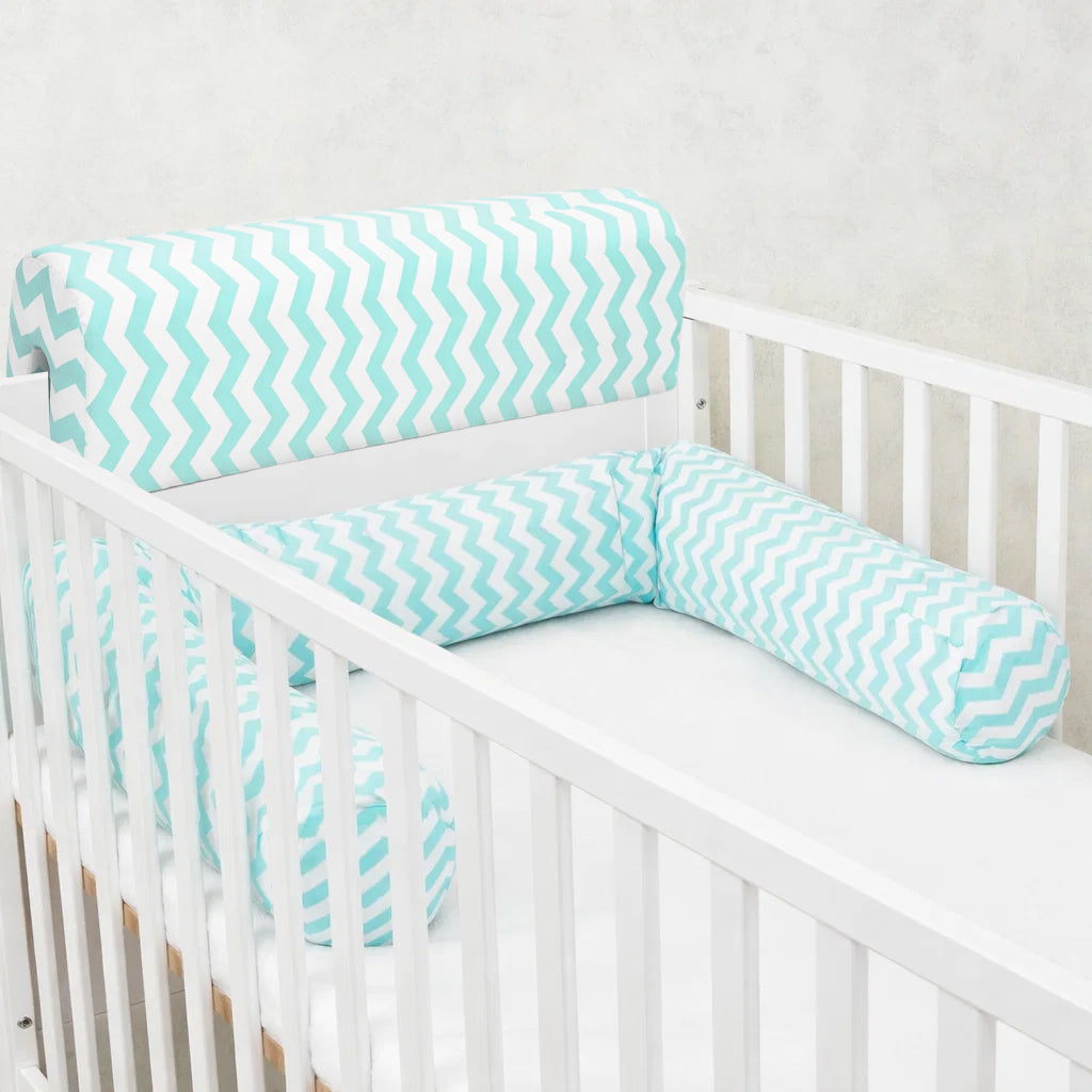 LEANBE Bettkantenschutz 70x20x14 cm + Bettschlange 150x15 cm – Türkis-Weiß Chevron